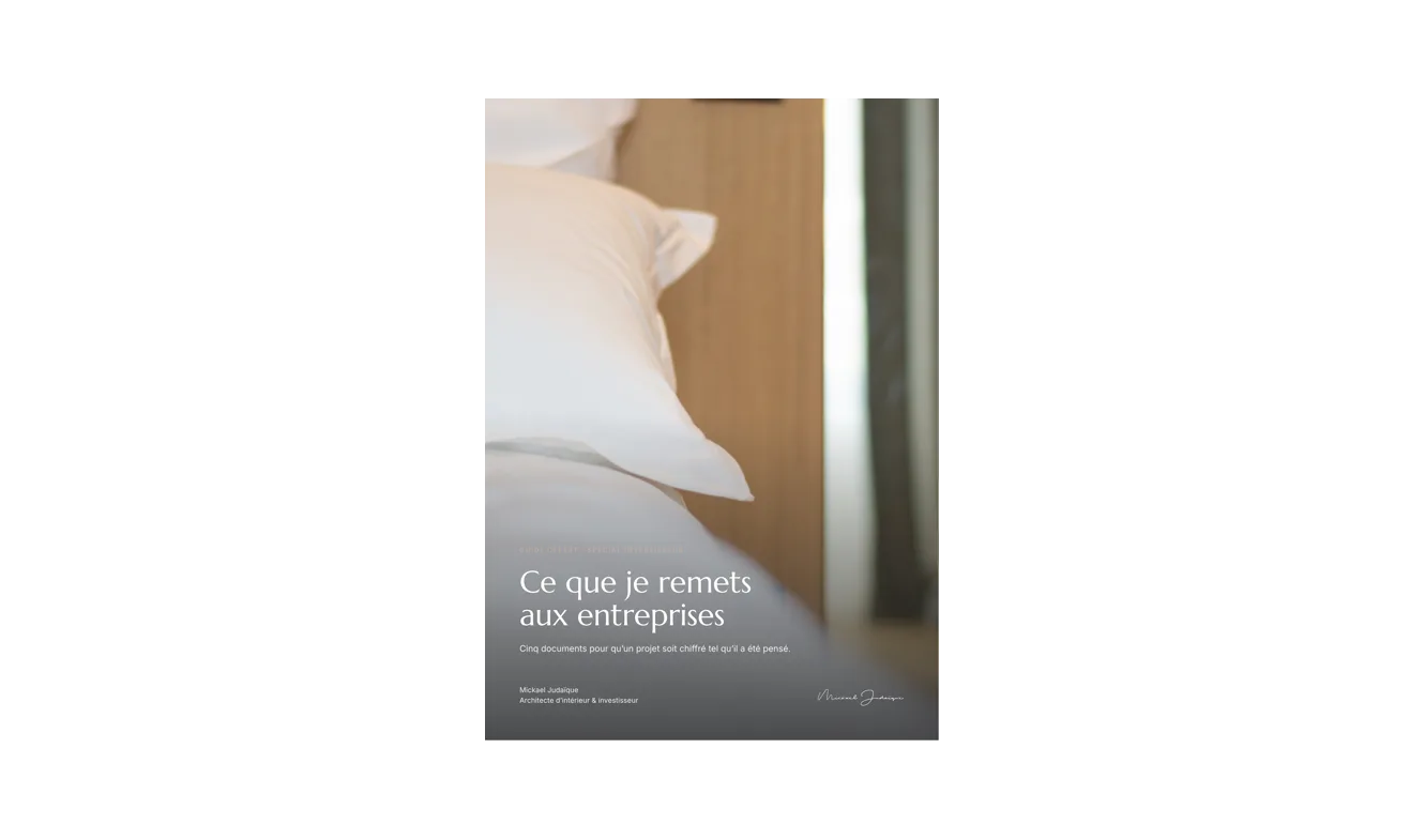 Couverture du guide « Ce que je remets aux entreprises » posée sur un marbre blanc