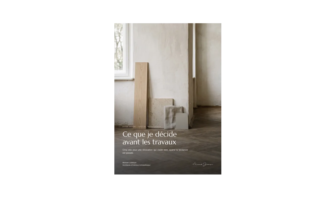 Couverture du guide « Ce que je décide avant les travaux » posée sur un marbre blanc