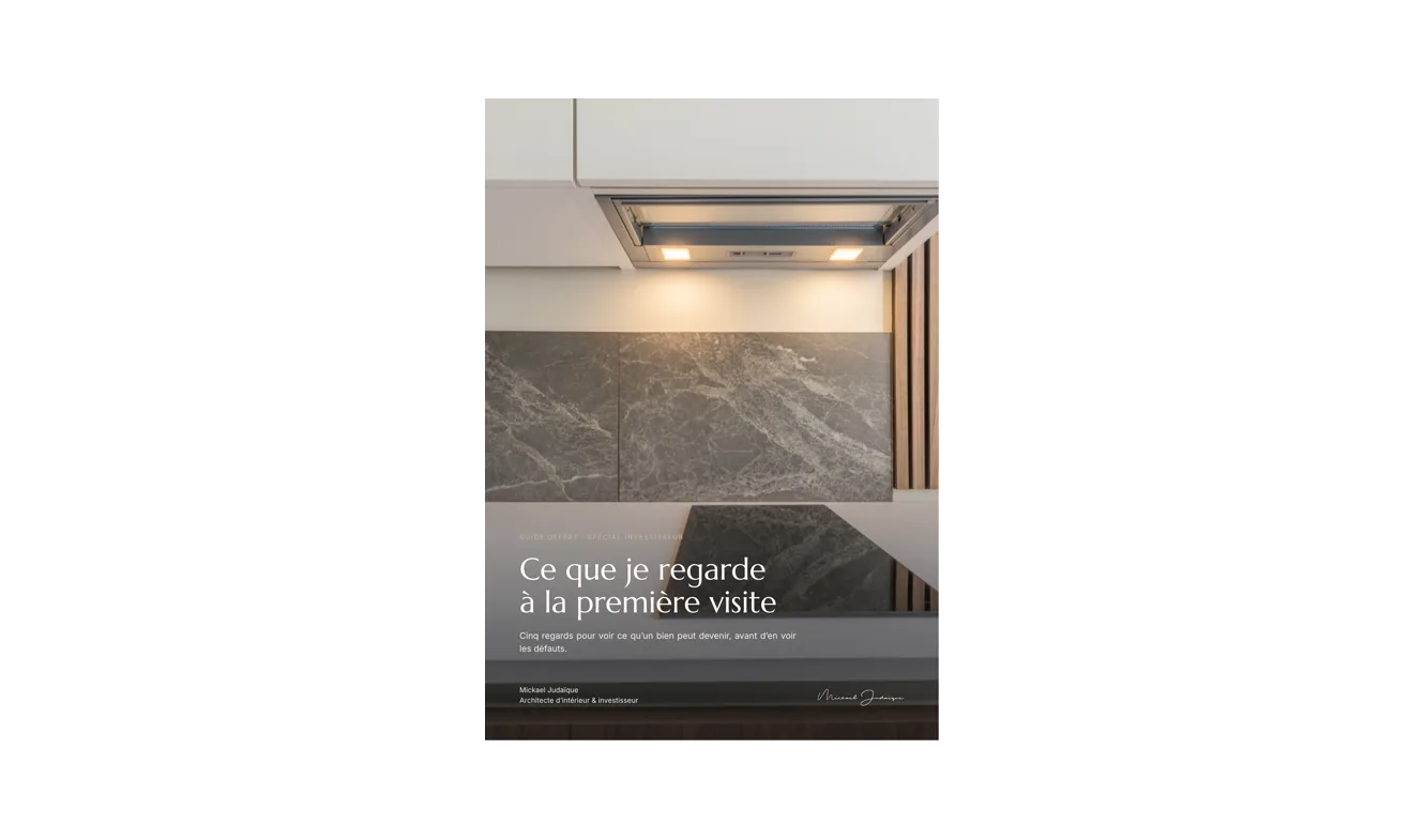 Couverture du guide « Ce que je regarde à la première visite » posée sur un marbre blanc