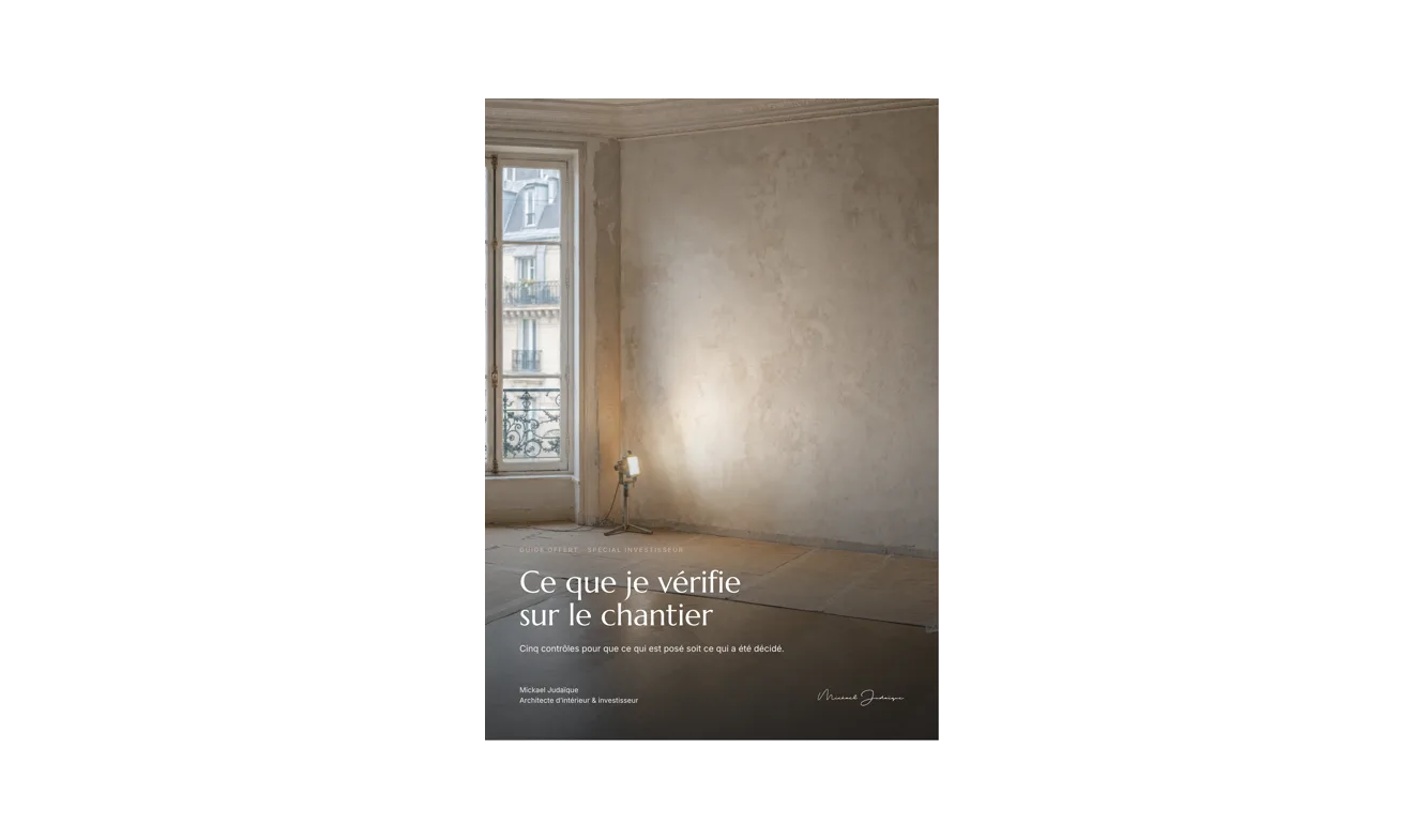 Couverture du guide « Ce que je vérifie sur le chantier » posée sur un marbre blanc