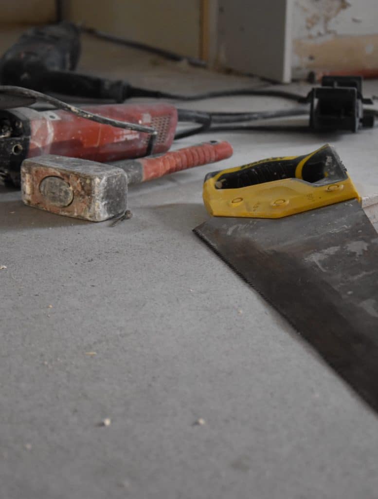 Outils sur un chantier de rénovation en cours