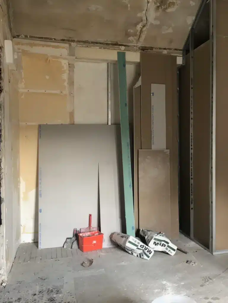 La cuisine pendant le chantier, plaques de plâtre contre les murs